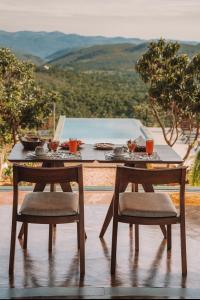 戈亚斯州上帕莱索Vila Toá的一张桌子和两把椅子,上面有一顿饭