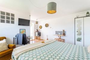 阿鲁达杜什维纽什Sossego e tranquilidade - Valley Guest House - Perto de Lisboa的一间卧室配有一张大床和一张沙发