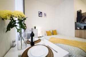 布拉格New apartments near Dancing house的客厅配有一张桌子和黄色花瓶