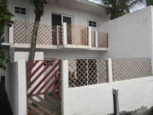 EscuintlaVillas Higuer的白色的房子,有门和栅栏
