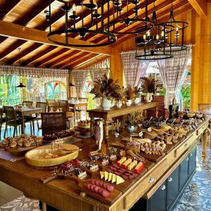 格拉玛多巴耶订刊图酒店的包含多种不同食物的自助餐