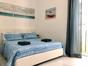 卡斯特拉玛雷帝斯达比亚Stabia Holiday House的一间卧室,配有一张带两个黑袋的床