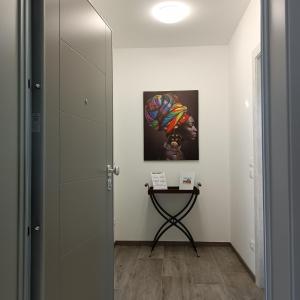 卡萨诺达达Villa 2的走廊上设有桌子和墙上的绘画