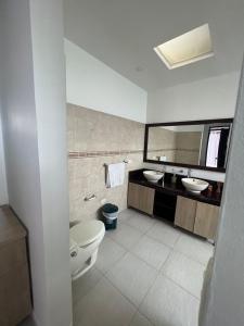 拉特瓦伊达Casa Campestre Sol Naciente的一间带卫生间、水槽和镜子的浴室