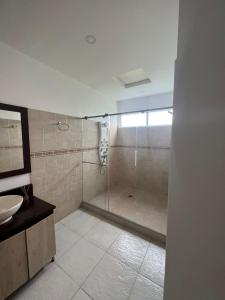 拉特瓦伊达Casa Campestre Sol Naciente的带淋浴和盥洗盆的浴室