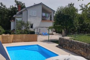 尤尔达尼Holiday home Brgud with private pool near Opatija的房屋前的游泳池