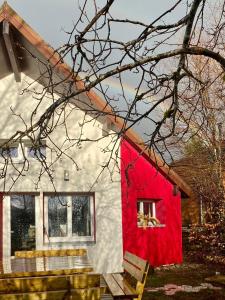 梅塔比耶Chalet cosy avec vue dégagée的一座红色和白色的房子,前面有长凳