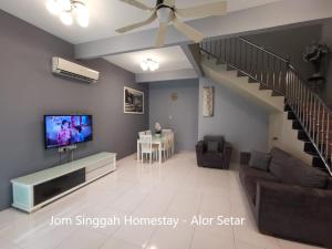 阿罗士打Jom Singgah Homestay - Alor Setar的带沙发和电视的客厅