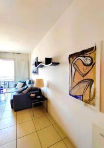 卡托利卡VistaMare Bluemar - The Art of the Sea - 105mq的客厅配有沙发和墙上的绘画