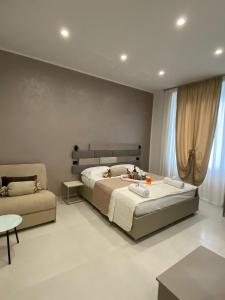 斯培西亚Affittacamere Flori的一间卧室配有一张床、一张沙发和一张桌子