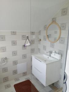 古拉哈莫卢洛伊Casa Popa的浴室设有白色水槽和镜子