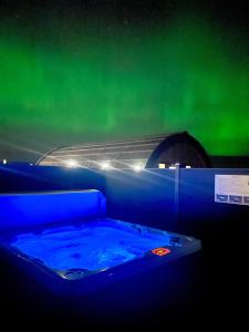 基斯高地2 Sinclair bay lodges的绿色天空客房内的热水浴池