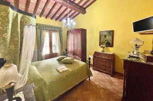 波马兰切Agriturismo Rosa dei Venti的一间卧室配有绿色的床和梳妆台