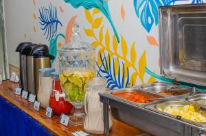 莫罗圣保罗Pousada Morro Tropical的装满食物的玻璃罐台