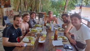 马尔多纳多港Majacho`s House的一群坐在桌子旁吃食物的人