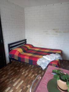 尼泰罗伊Nino's的一间卧室配有一张带彩色毯子的床