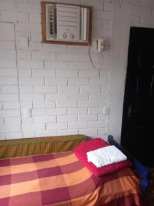 尼泰罗伊Nino's的一间设有一张白色砖墙床的房间
