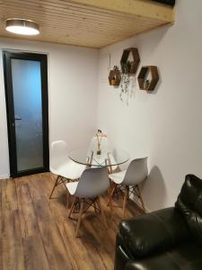 巴洛泰什蒂Kopel Haus - Studio - Self acces cod location的一间设有玻璃桌和椅子的用餐室