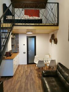 巴洛泰什蒂Kopel Haus - Studio - Self acces cod location的客厅配有沙发和桌子