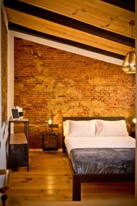 扎弗拉Hotel Casa Luna的一间卧室设有一张床和砖墙