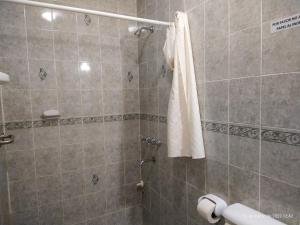 萨尔塔德拉琳达酒店的带淋浴和白色毛巾的浴室