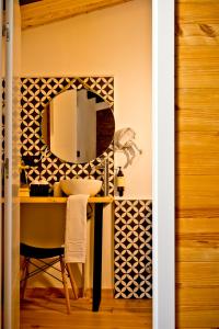 扎弗拉Hotel Casa Luna的一间带水槽和镜子的浴室