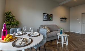 雷克雅未克Iceland SJF Apartments - 503的客厅配有桌子和沙发