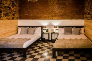 扎弗拉Hotel Casa Luna的一张位于带 ⁇ 形地板的客房内的两张床