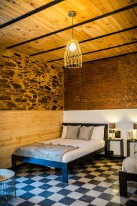 扎弗拉Hotel Casa Luna的卧室配有砖墙内的床铺