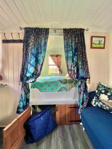 约克Alice’s Garden @ Bleak House Farm的一间小卧室,配有一张位于拖车内的床铺