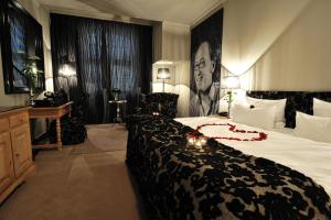 杜塞尔多夫第47舞台酒店的酒店客房设有一张大床和一张书桌。
