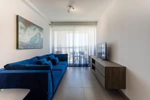 比尔泽布贾Gospa 58 - 2 bedroom apt的客厅配有蓝色的沙发和电视