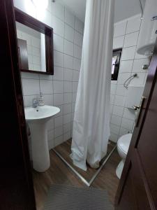 斯梅代雷沃HostelChe Guest House的白色的浴室设有水槽和卫生间。