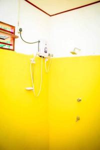 南塔拉拉塔拉拉自由度假村的墙上有黄色的墙,墙上有电话