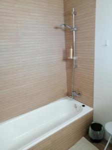 卡萨雷斯Casares Cozy Apartment的浴室设有浴缸和淋浴。