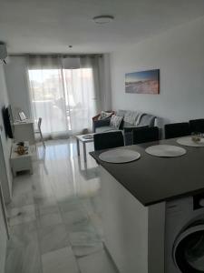 卡萨雷斯Casares Cozy Apartment的带沙发的白色客厅和客厅