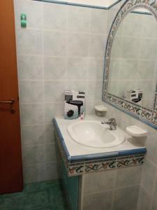 卡普多兰多Casa Vacanze La Coccinella的一间带水槽和镜子的浴室