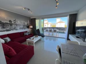 内尔哈Villa Antonia Mar - Private Pool - Punta Lara Nerja的客厅设有红色的沙发和大窗户