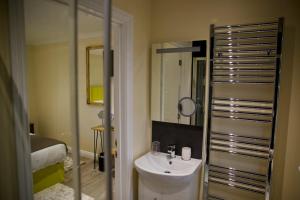 斯坦利Tu Guesthouse的一间带水槽和镜子的浴室