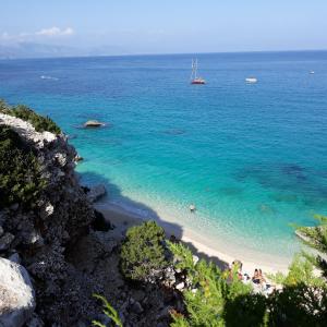 IrgoliCasa vacanze Irgoli的享有海滩美景,在水中划船