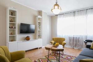 贝尔格莱德新城国际公寓式酒店的一间带电视和沙发的客厅
