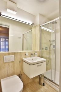 布拉迪斯拉发贵宾公寓式酒店的浴室配有卫生间、盥洗盆和淋浴。