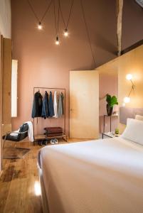 蓬塔德尔加达Green&Houses的一间卧室配有一张床和一个衣柜