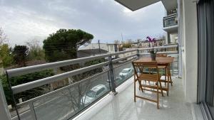 梅里尼亚克LE CYLIA的阳台配有桌子,享有街道的景色