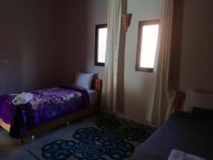 阿伊特本哈杜Riad Ouinz的小房间设有两张床和两个窗户