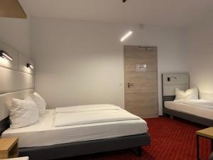 纽伦堡大陆饭店的一间卧室设有两张床,一扇门通往房间