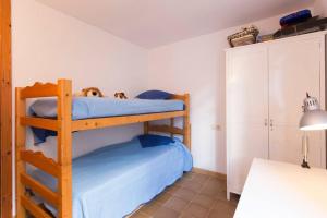 萨拉比塔Chalet Sa Rapita的一间卧室配有两张双层床。