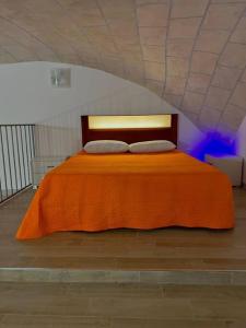 那不勒斯Casa Vacanza , Marianna的一间卧室配有橙色床和两个枕头