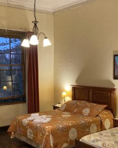 瓦尔帕莱索恩埃尔塞罗旅馆的一间卧室设有一张床和一个窗口