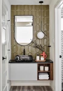 奥斯汀Midcentury Couples Designer Loft - Casa Tuya的一间带水槽和镜子的浴室